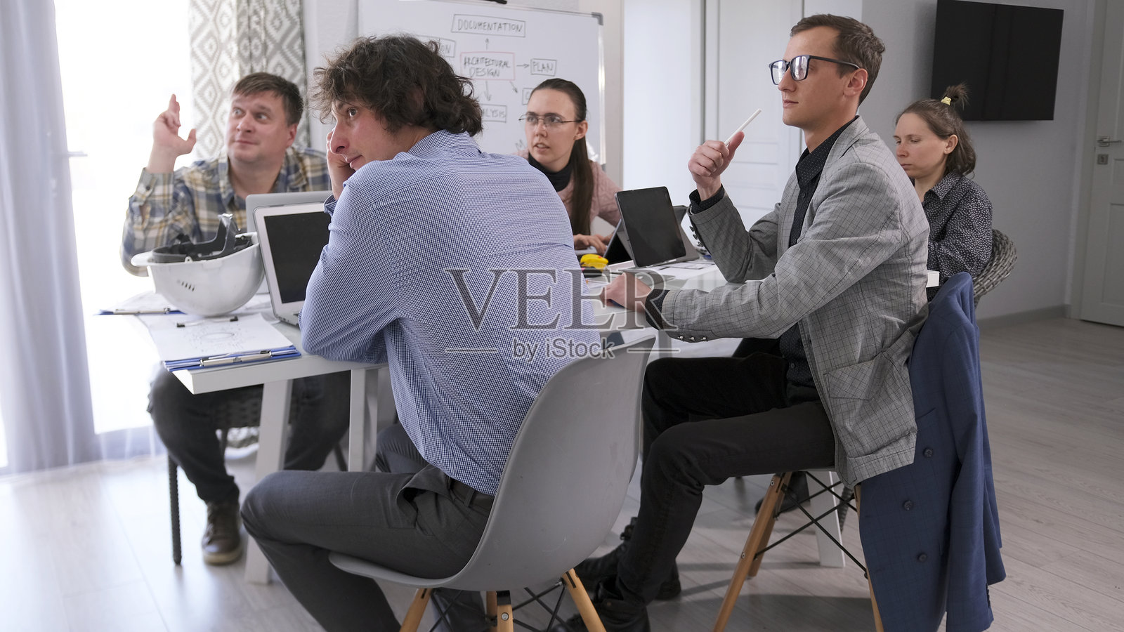 一群经理坐在桌子旁,使用笔记本电脑共同进行项目工作。团队建设、团队合作、头脑风暴。年轻专业人士。照片摄影图片