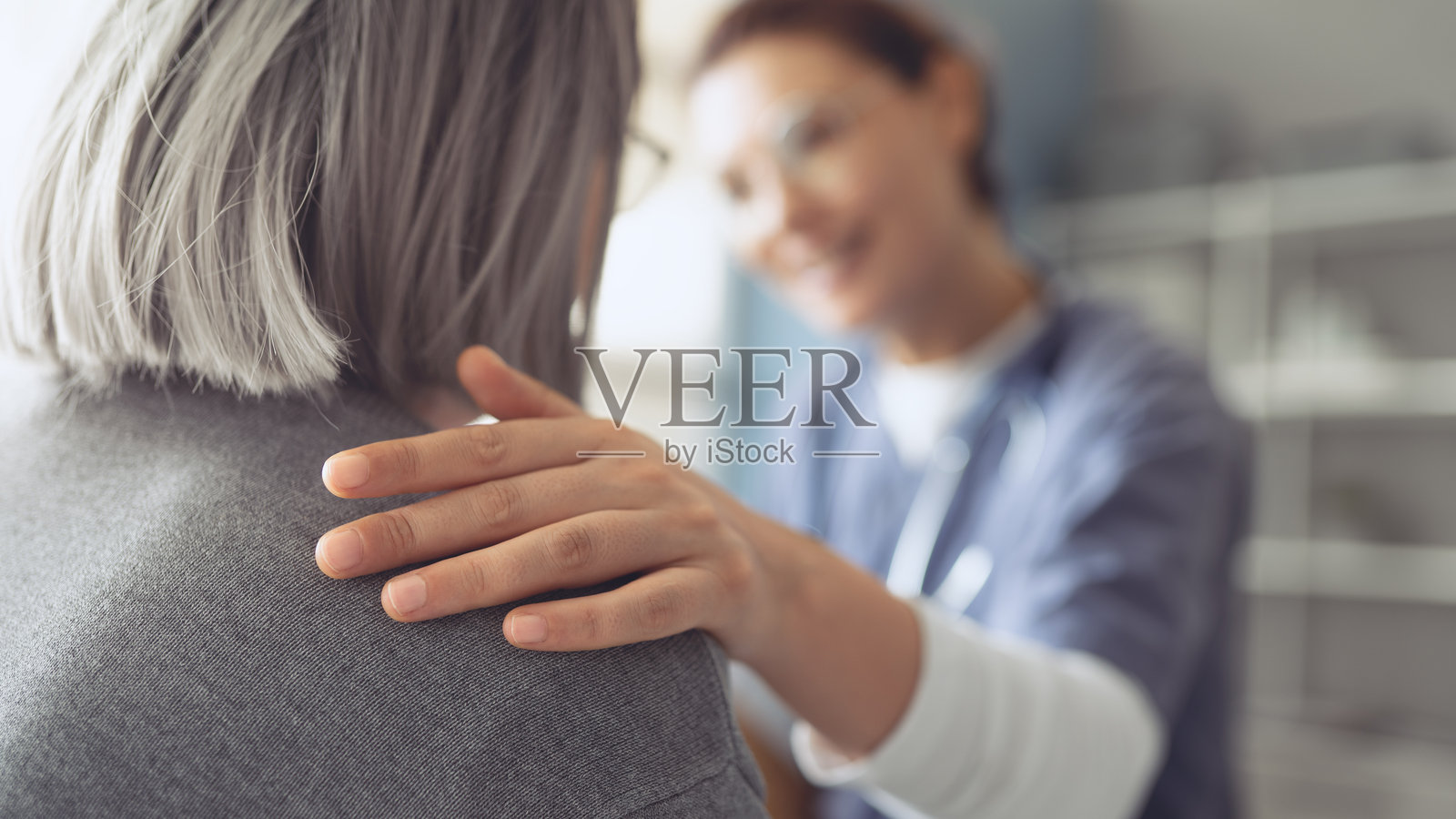 健康生活方式和医疗概念,医护人员与老年患者交谈并安慰她照片摄影图片