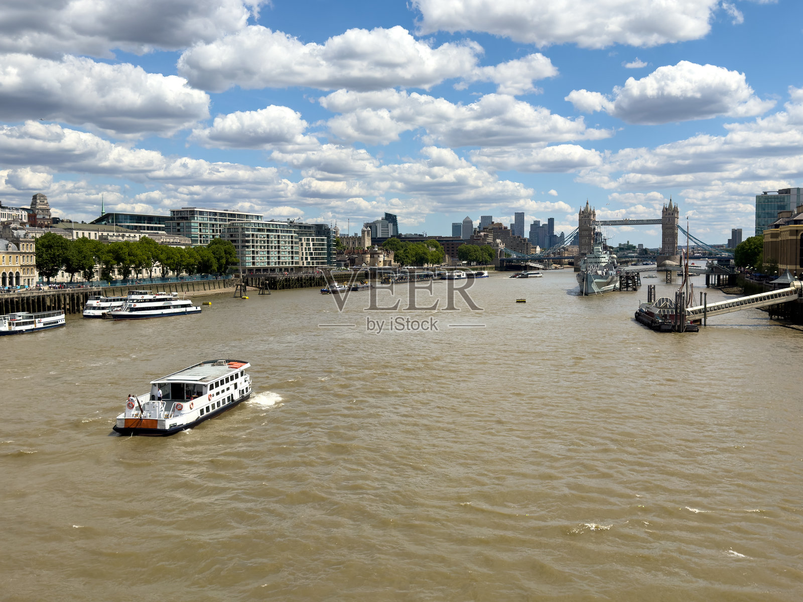 伦敦市景,包含塔桥和泰晤士河上的船只照片摄影图片