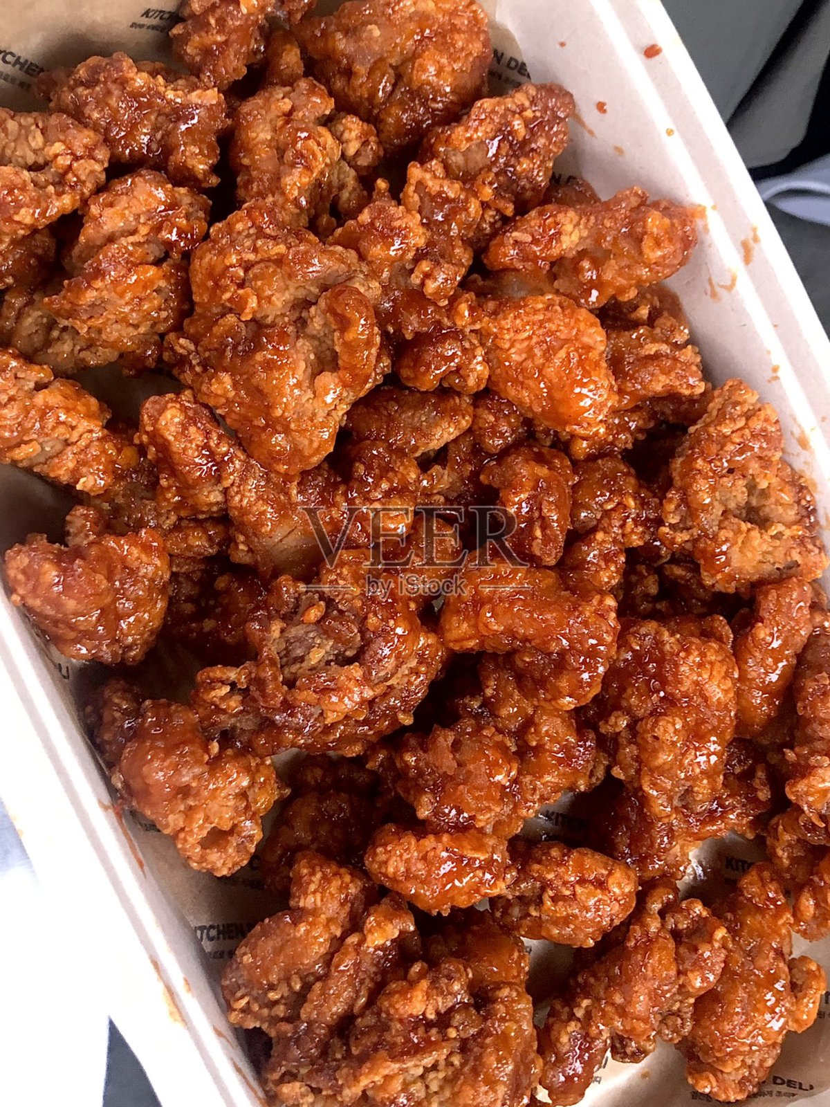 酥脆的韩国炸鸡,完美地裹上甜辣酱。非常适合食品摄影和菜单,展现这道受欢迎菜肴的不可抗拒的脆感和风味。照片摄影图片