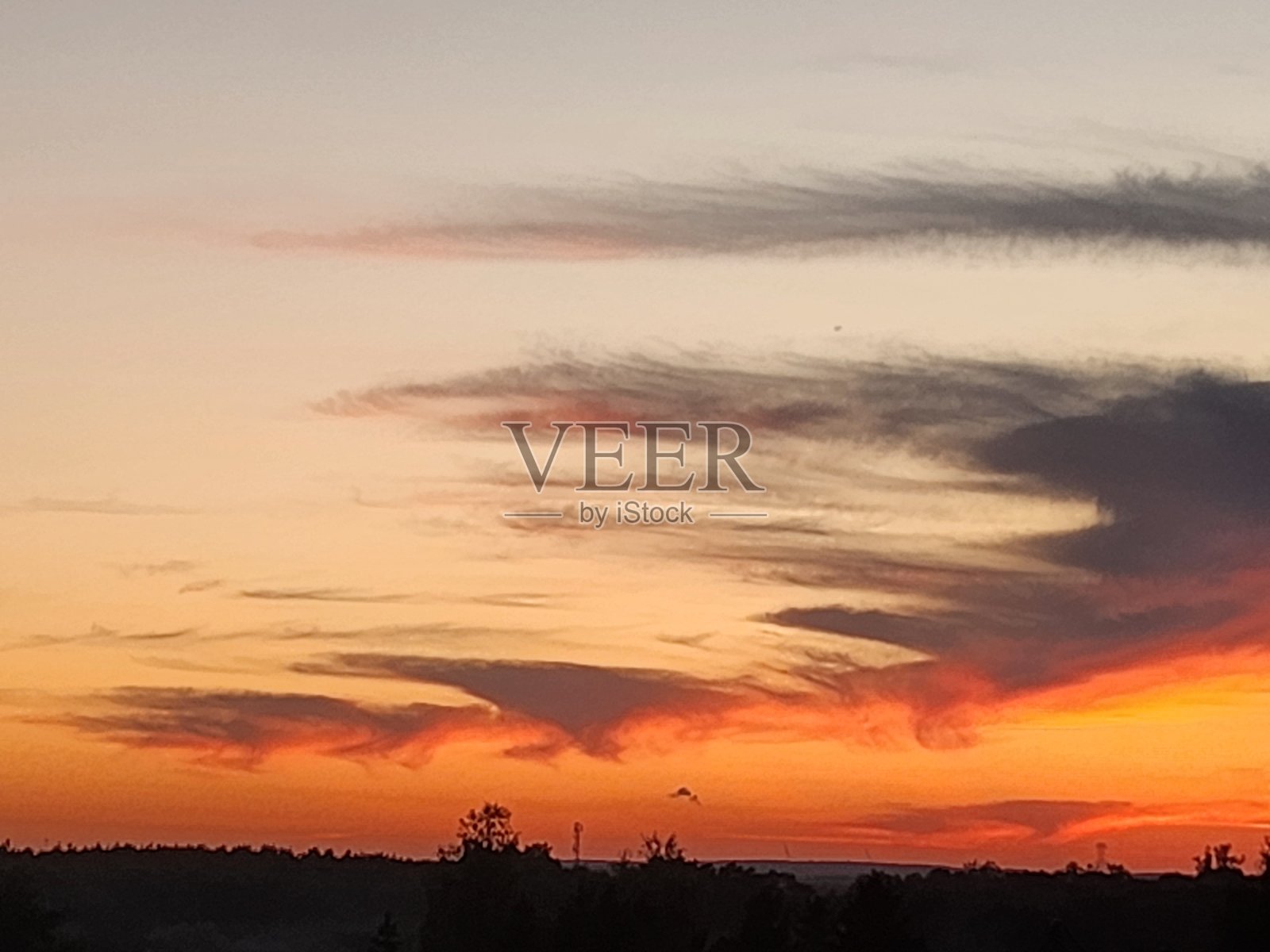 天空是红色和橙色的。照片摄影图片