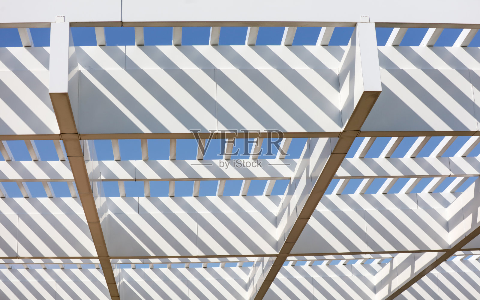 一座白色建筑在蓝天之下照片摄影图片