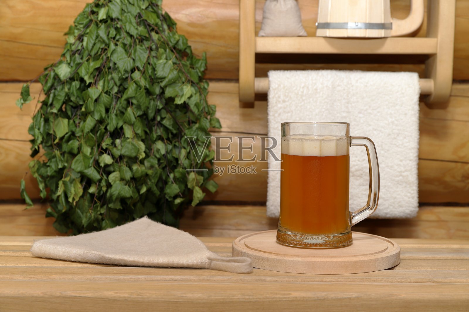 桑拿房里的啤酒玻璃杯。照片摄影图片