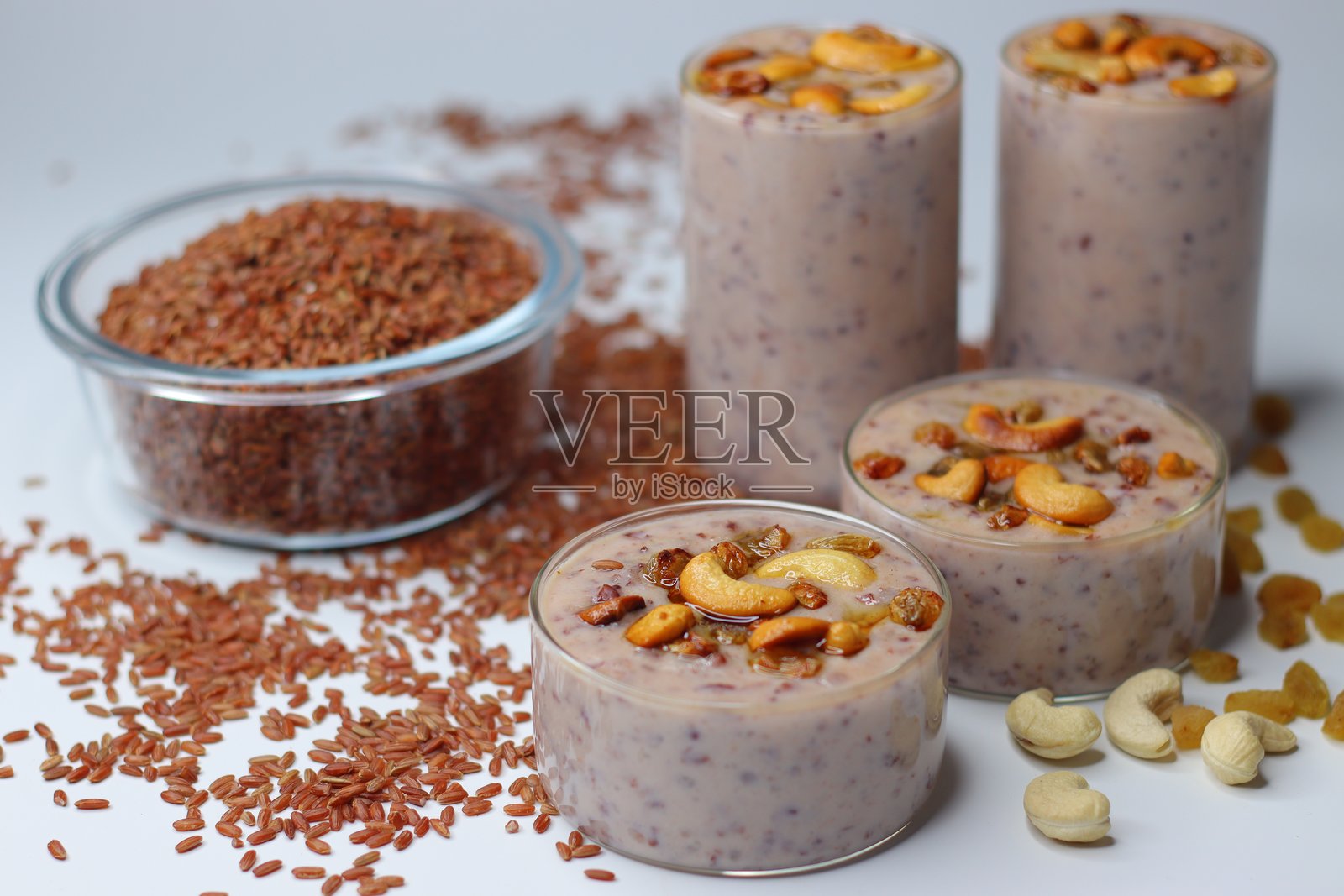 纳瓦拉米布丁是一种用纳瓦拉米、牛奶和椰糖制作的奶油南印度甜点。照片摄影图片