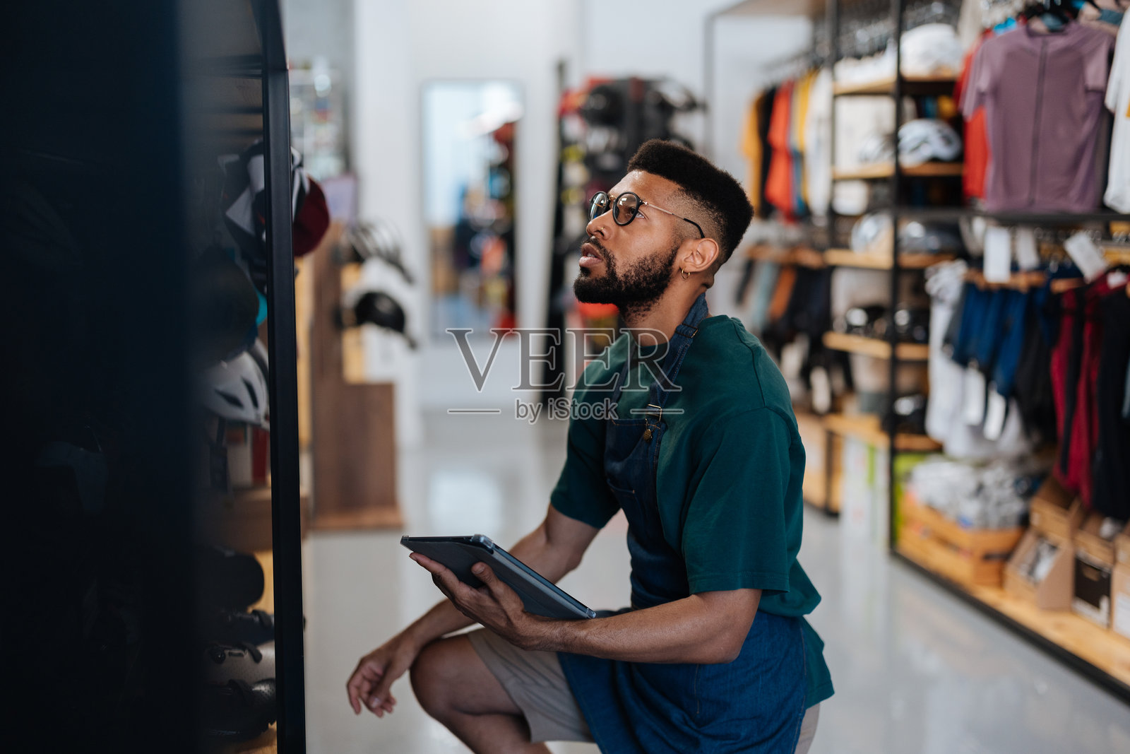 自行车店工作人员使用数字平板检查库存照片摄影图片