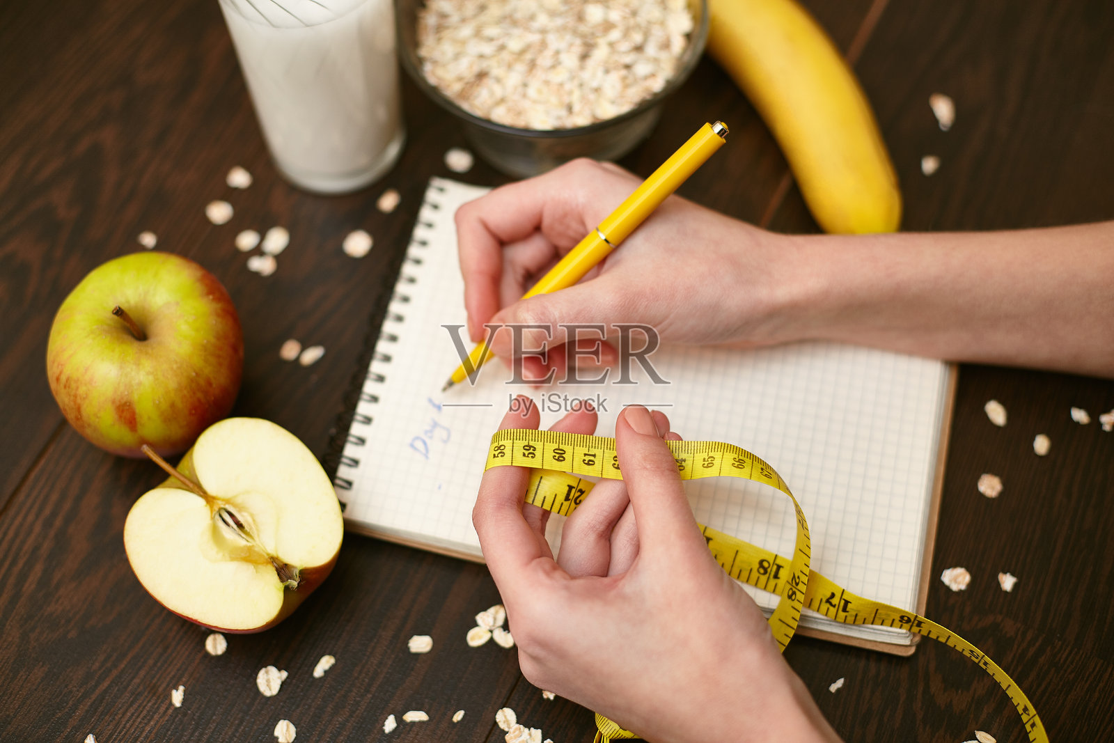 早餐。牛奶燕麦粥,香蕉,苹果和柠檬照片摄影图片