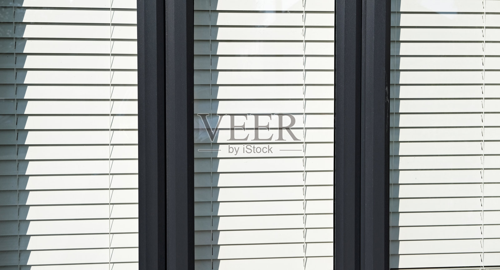 关闭的双层玻璃窗外观,配有阳光遮挡。阳光明媚的夏日。照片摄影图片