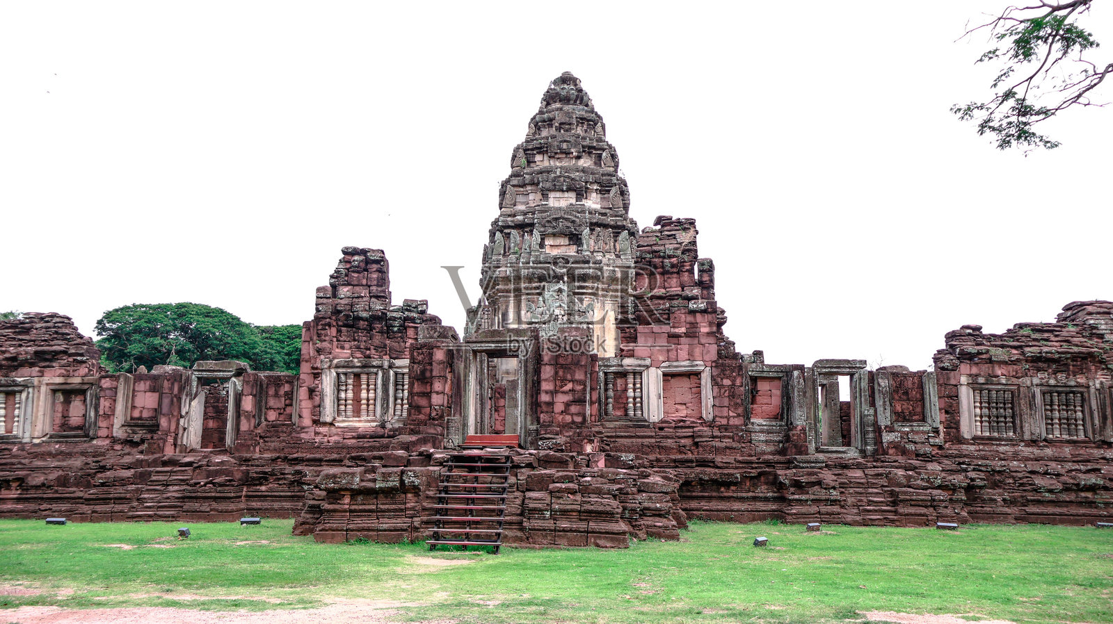 位于泰国那空叻差斯马的历史公园内,古老的披迈石城堡(披迈寺)巍然屹立,展现出古代佛教寺庙群的壮丽。照片摄影图片