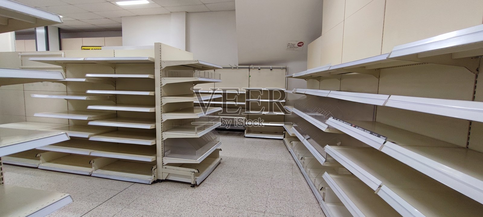 一家已关闭的老百货商店里的空货架。照片摄影图片