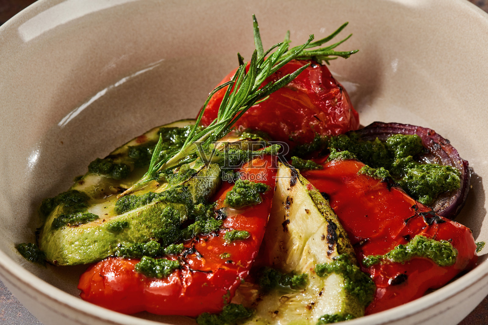 烤蔬菜配香蒜酱,明亮的自然光,俯视构图照片摄影图片