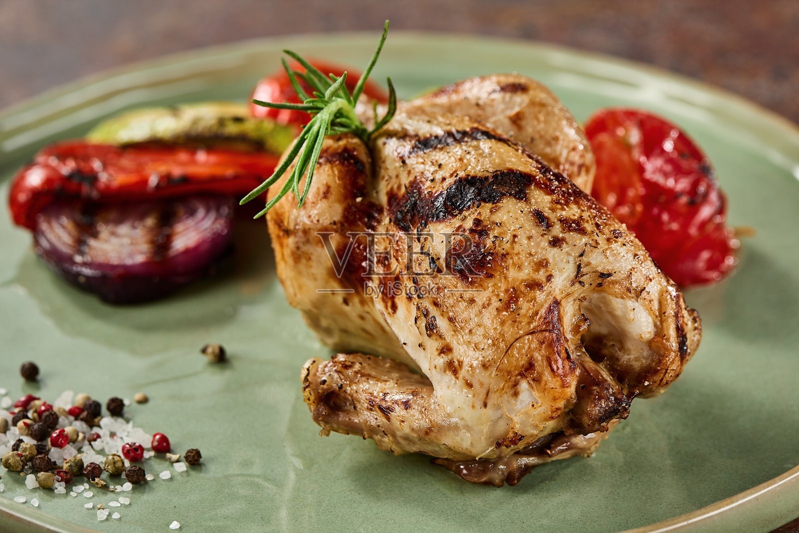 烤制的康沃尔鸡, rustic 风格的明亮俯视构图,搭配焦炭蔬菜和粗盐照片摄影图片