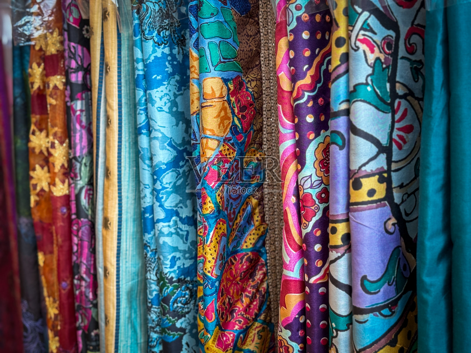 色彩斑斓的孟加拉丝绸纱丽特写,展现精美的图案照片摄影图片