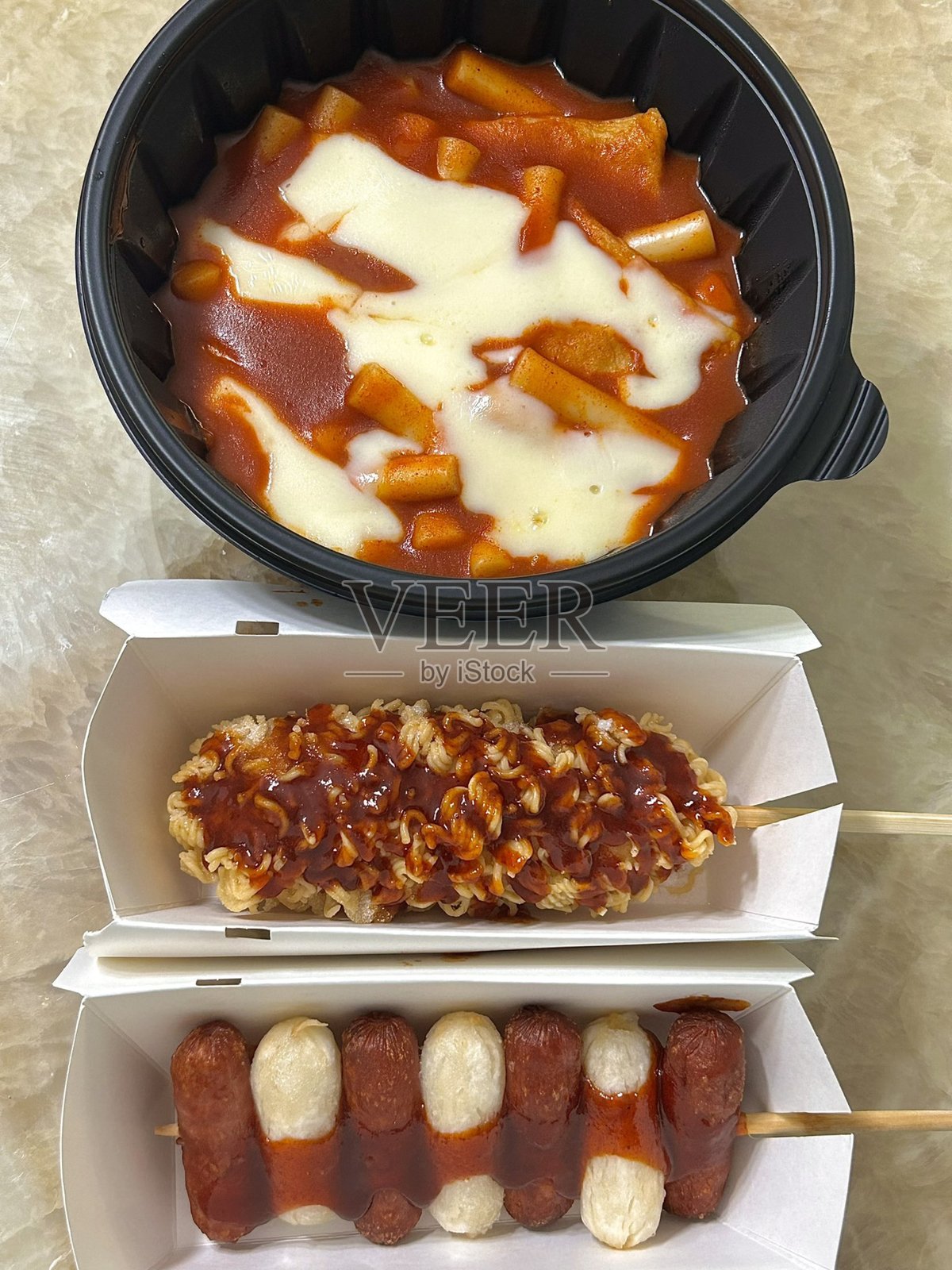 各种美味的韩国街头小吃,包含了如炒年糕、鱼饼和热饼等小吃,每一口都带来辛辣、咸香和甜美的丰富口感。照片摄影图片