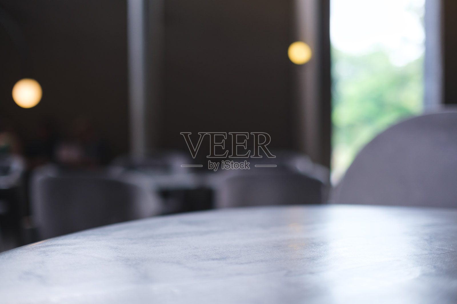 咖啡馆内的桌椅,背景模糊照片摄影图片