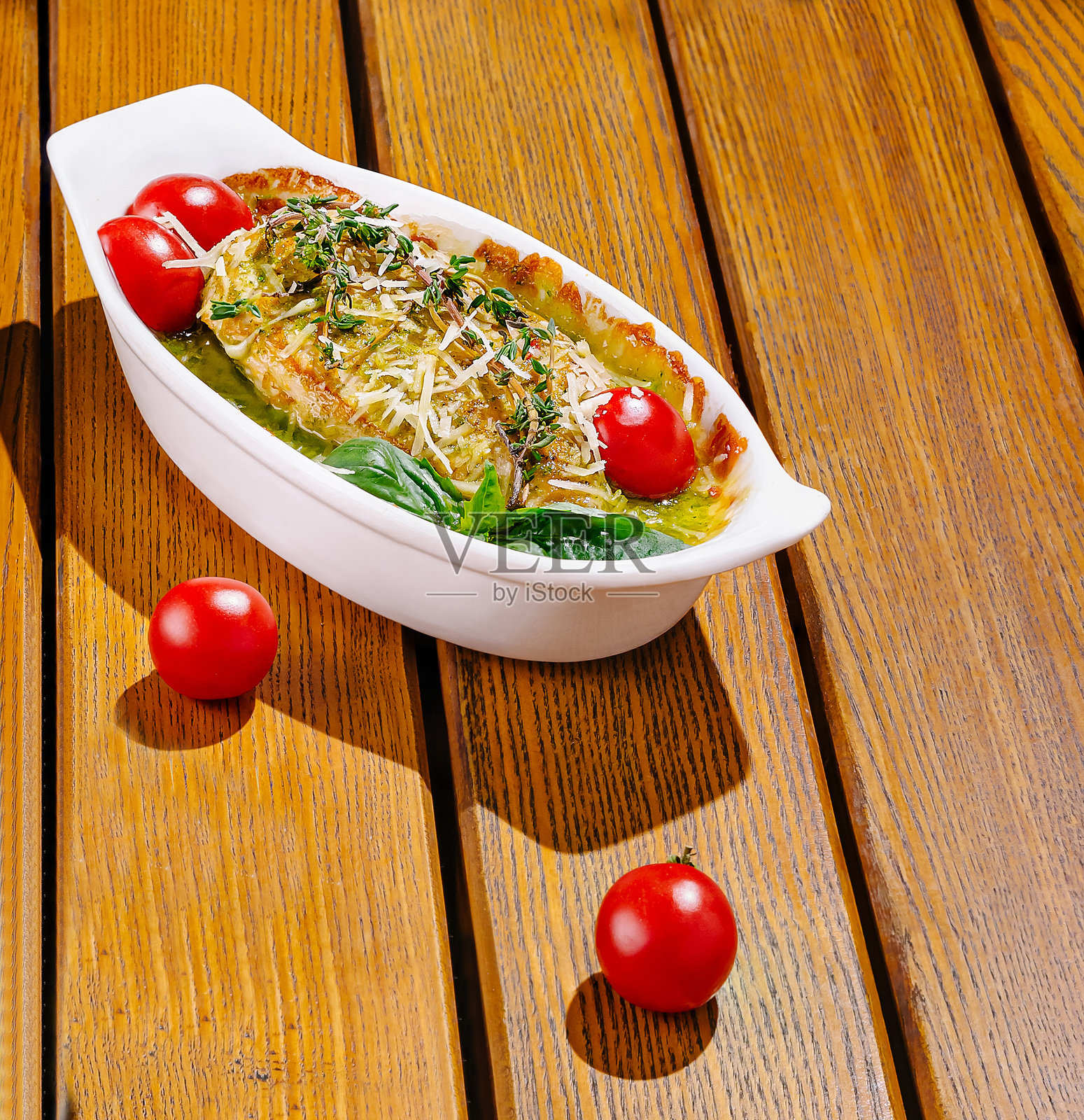 精美的菜肴摆放在木桌上,包括沙拉和主菜照片摄影图片