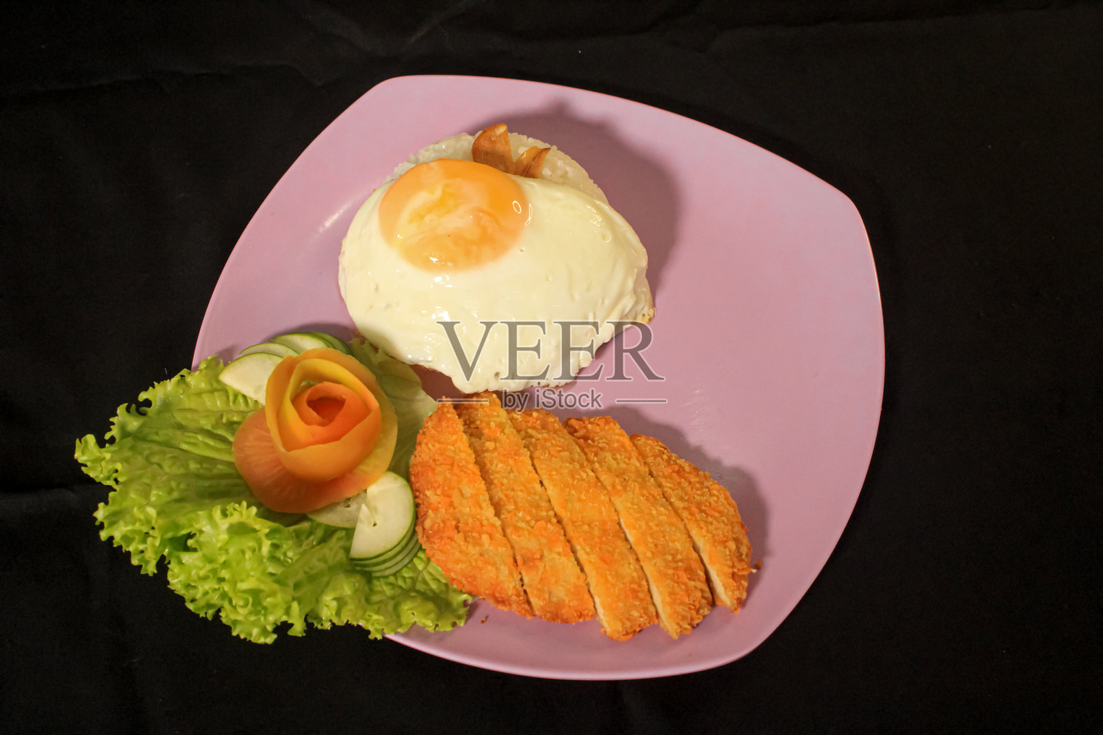 脆皮鸡排配煎蛋和新鲜沙拉照片摄影图片