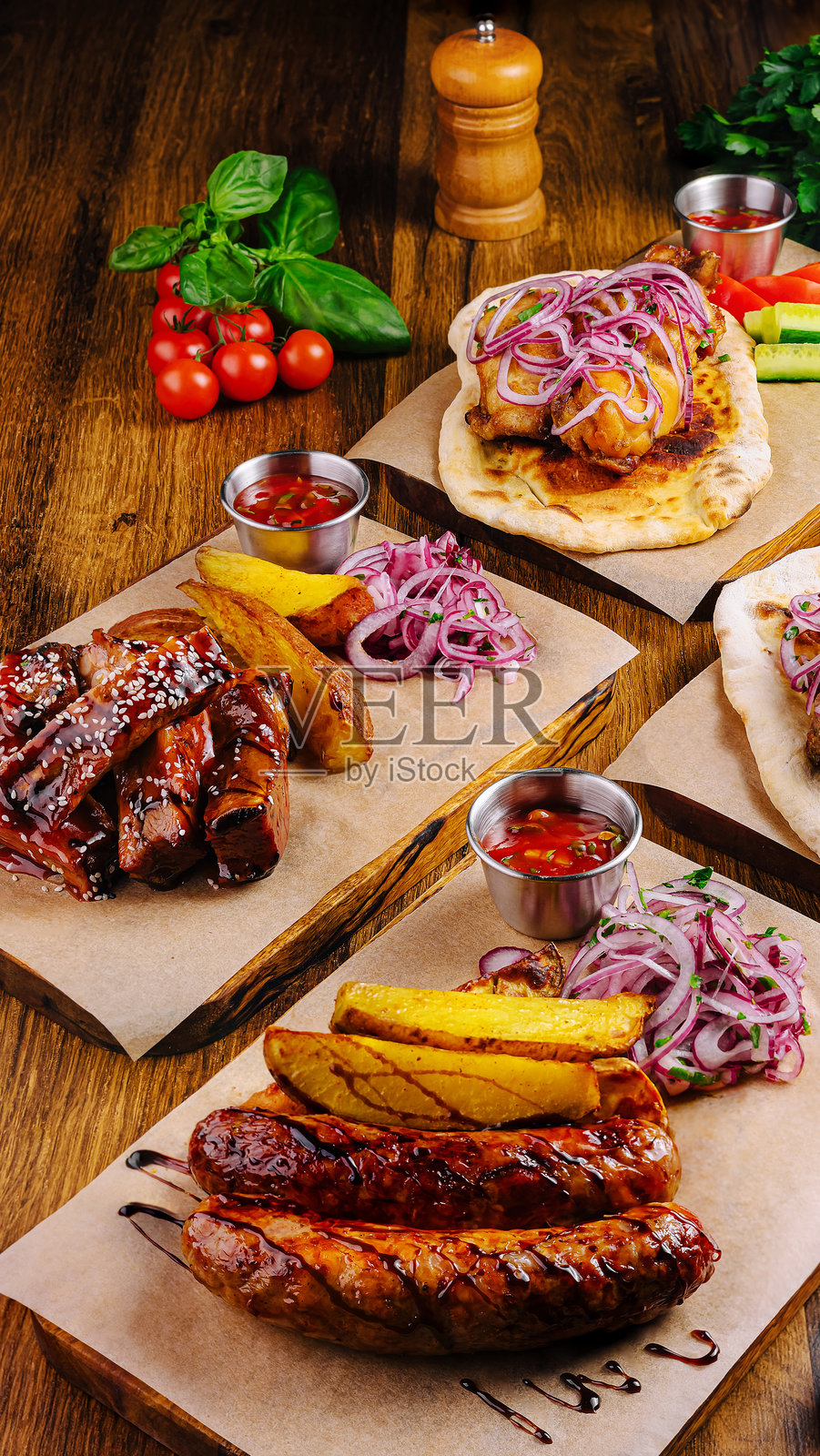 美味的烤肉配新鲜蔬菜和酱汁,位于热闹的地方照片摄影图片