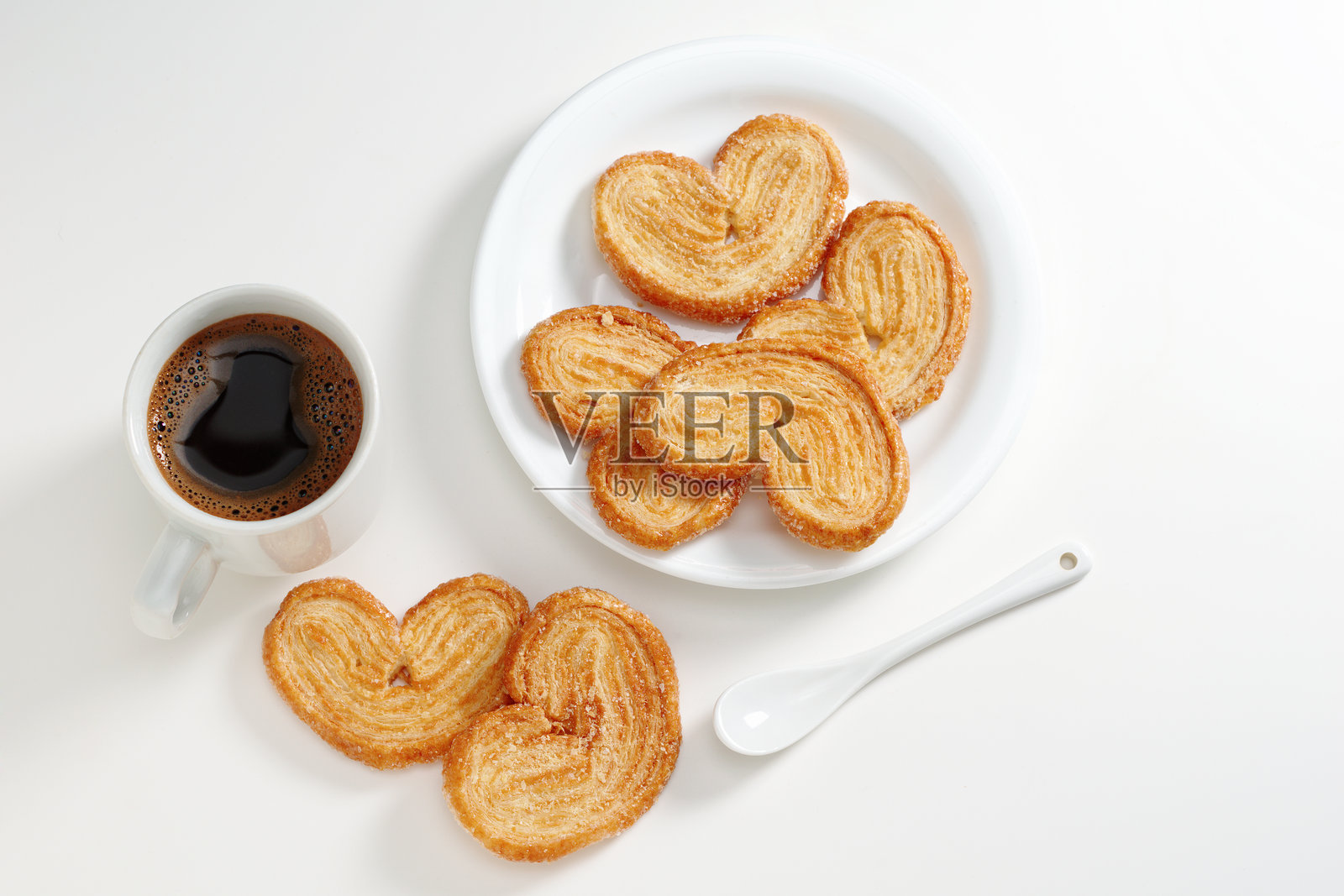 咖啡与棕榈酥皮饼干照片摄影图片