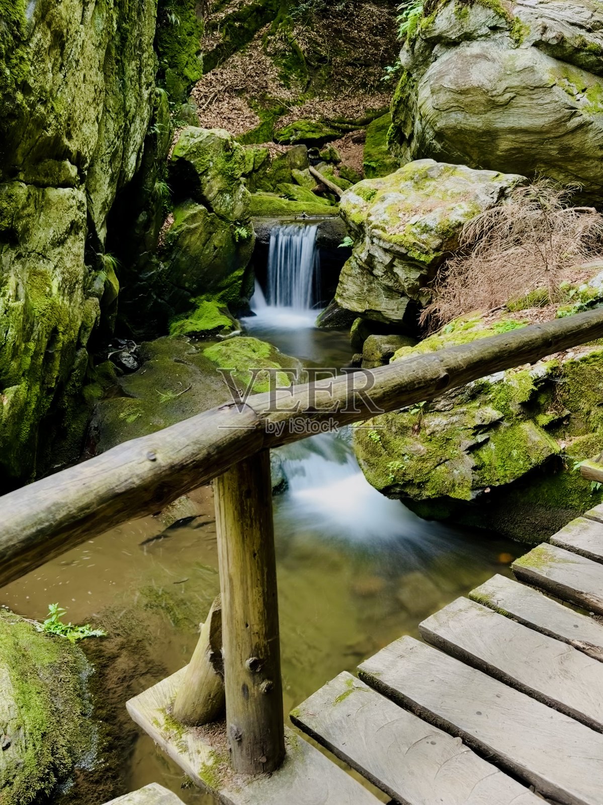 Resov瀑布,低耶塞尼克地区最美丽的地方之一,位于摩拉维亚北部。照片摄影图片