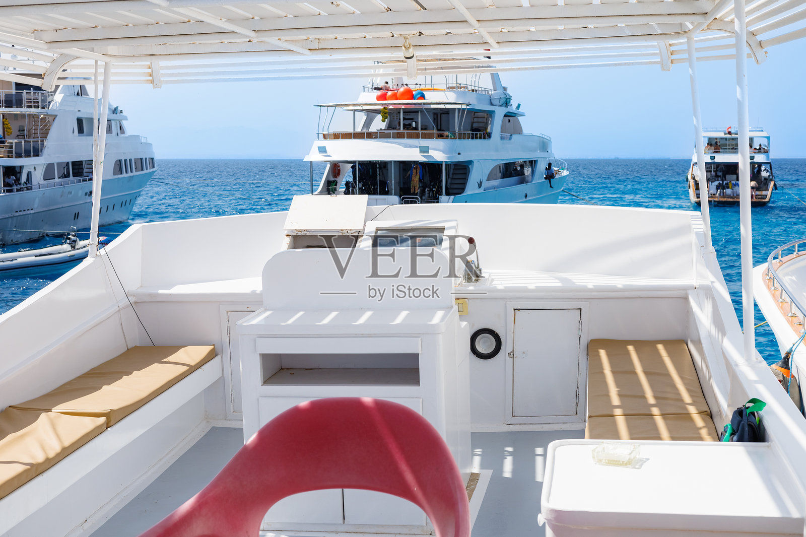 奢华游艇停泊在清澈的蓝色海洋中照片摄影图片