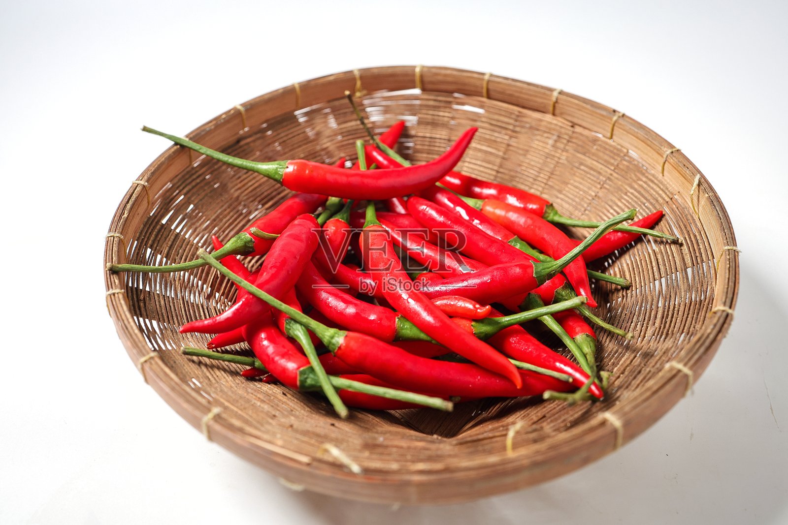 红辣椒或红辣椒在白色背景上照片摄影图片