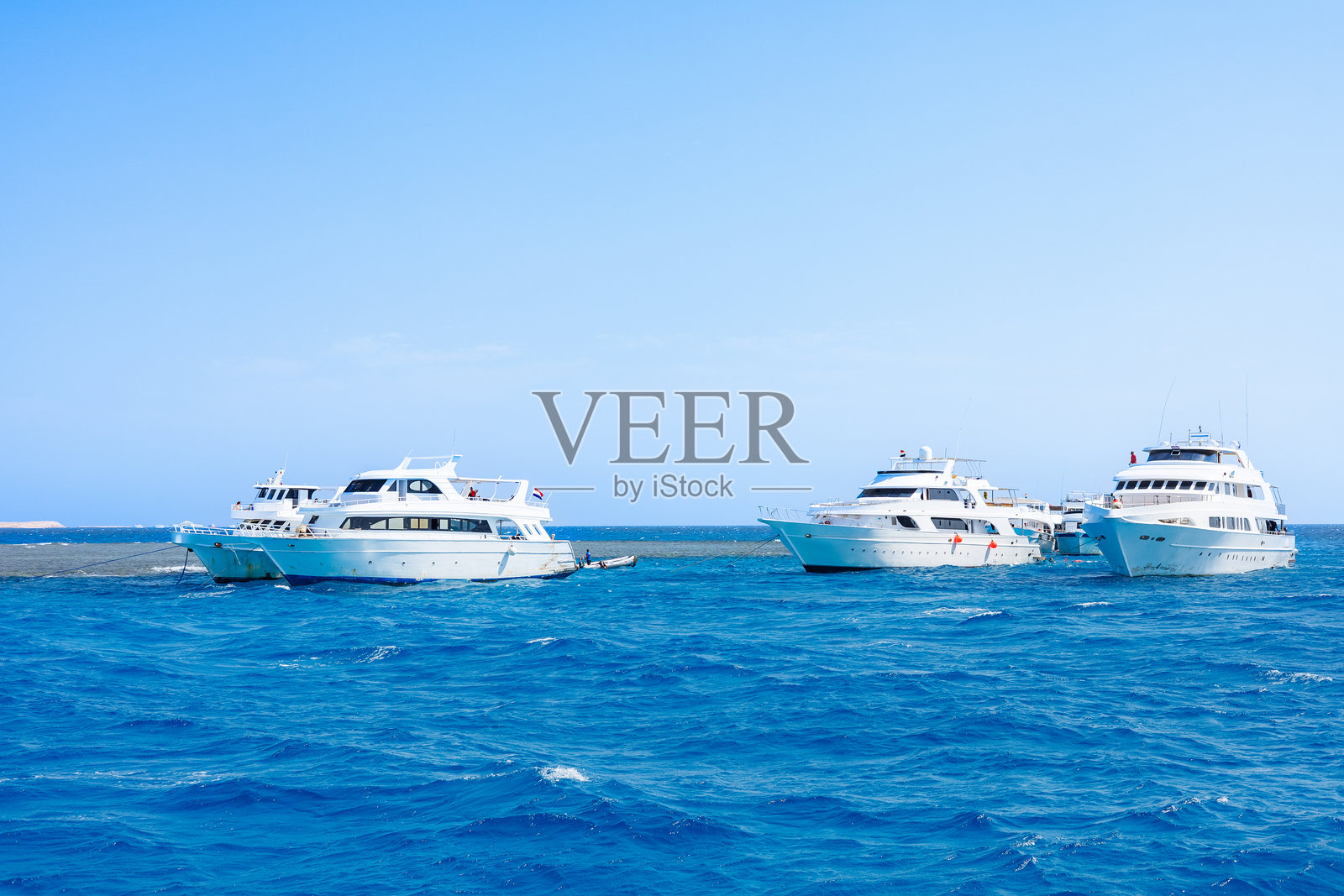 红海停泊的豪华游艇照片摄影图片