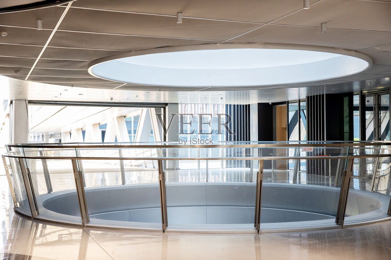 办公大楼中的圆形走廊照片摄影图片