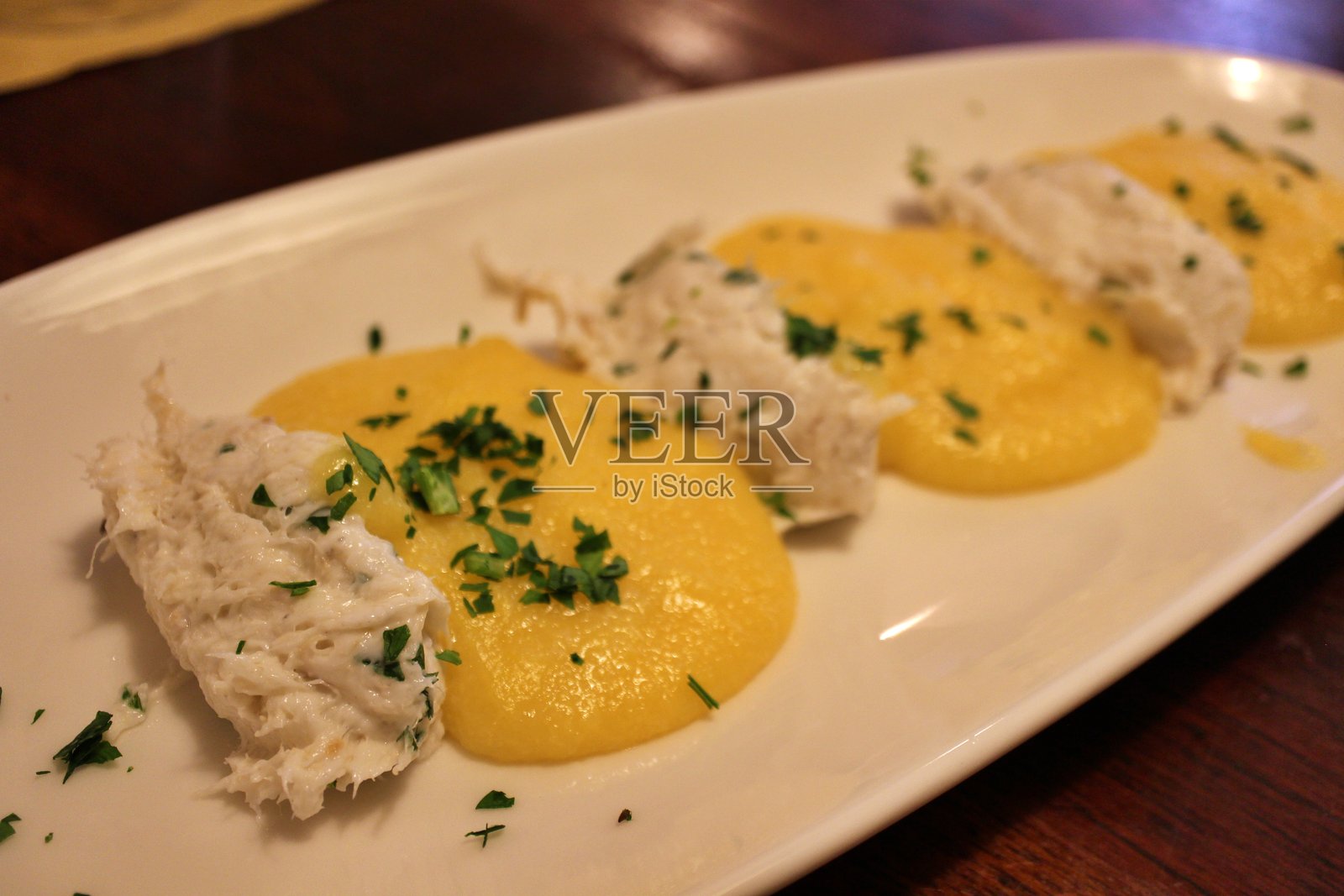 意大利美食:威尼斯的咸鳕鱼配玉米粥照片摄影图片