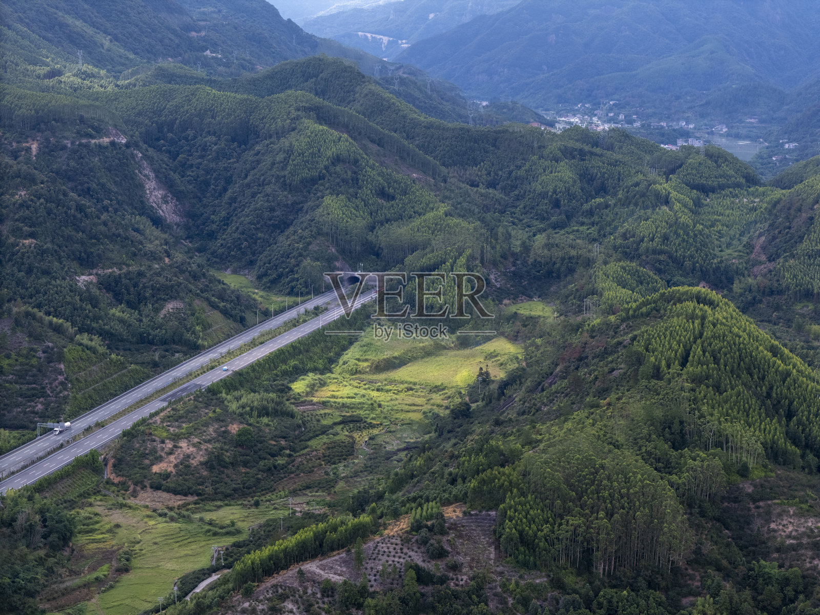 山地地形与道路和绿植照片摄影图片