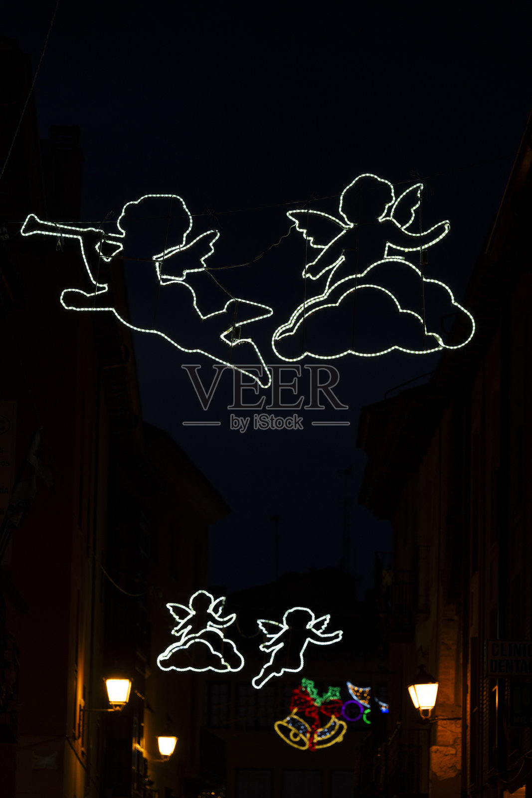 圣诞天使装饰着托尔德西利亚的夜空。照片摄影图片