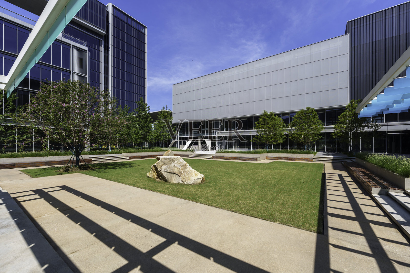 城市公园中的空旷道路照片摄影图片