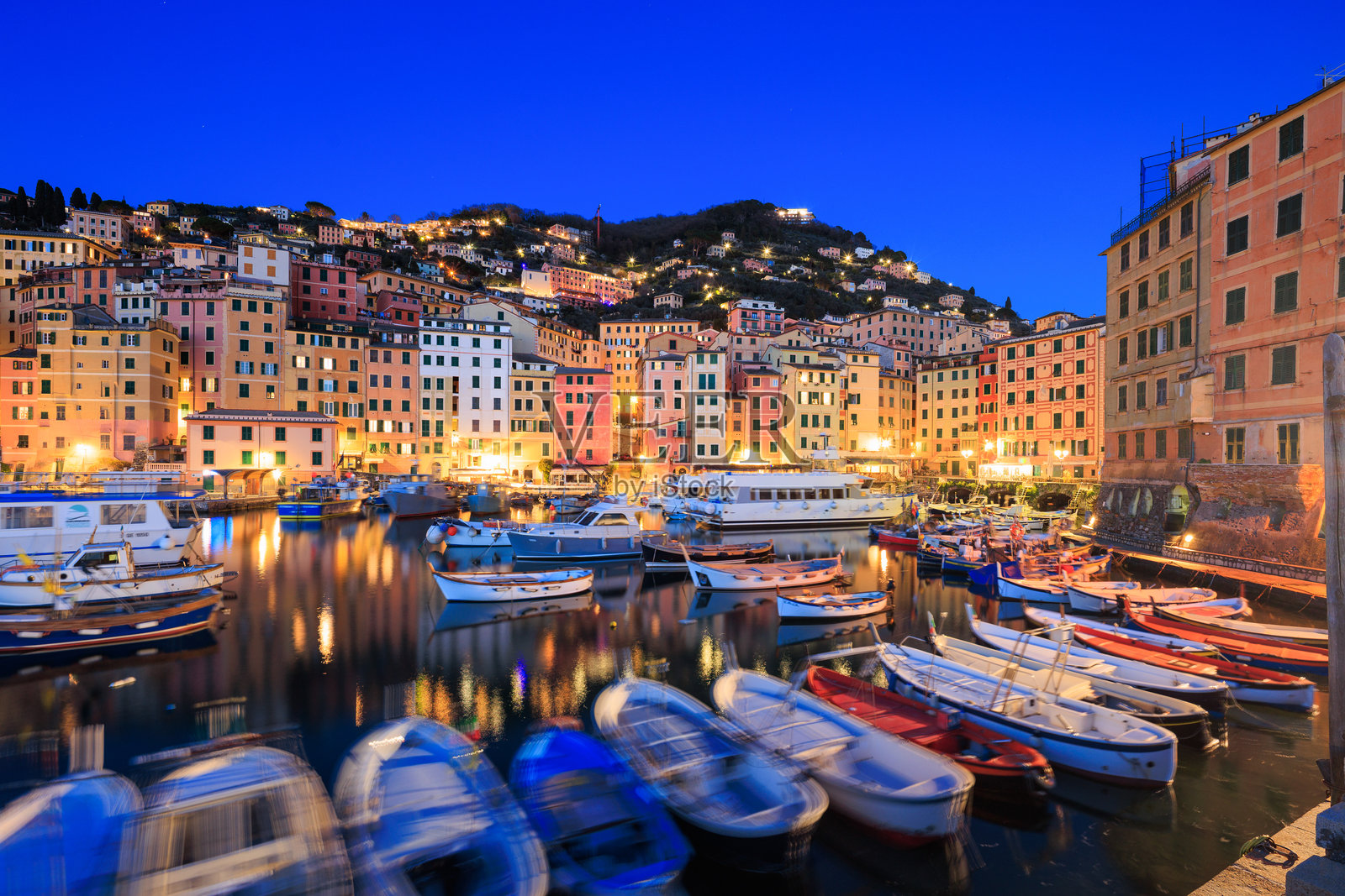 黄昏时分的卡莫利,意大利海滨小镇照片摄影图片