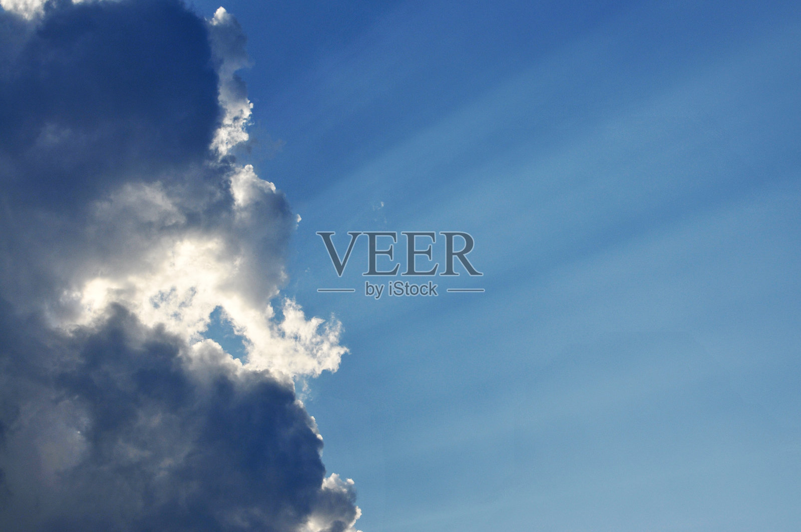 夏夜美丽的风暴云,夹杂着粉色和蓝色。照片摄影图片