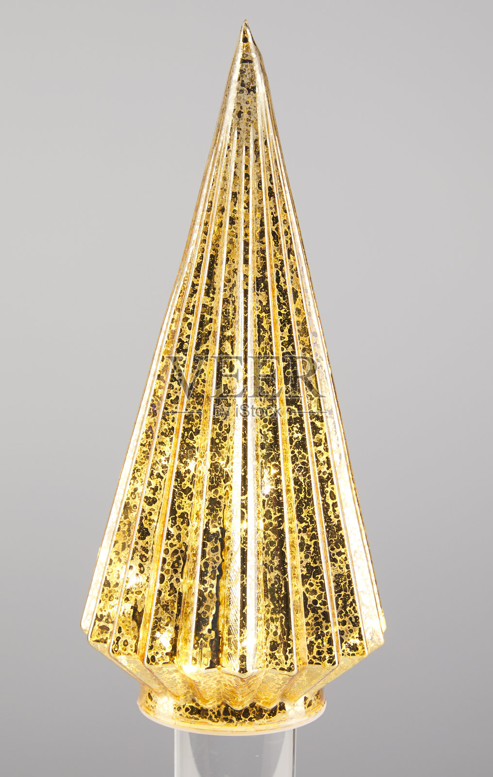 金色金字塔圣诞灯光,孤立的自然背景,带有抠图路径照片摄影图片