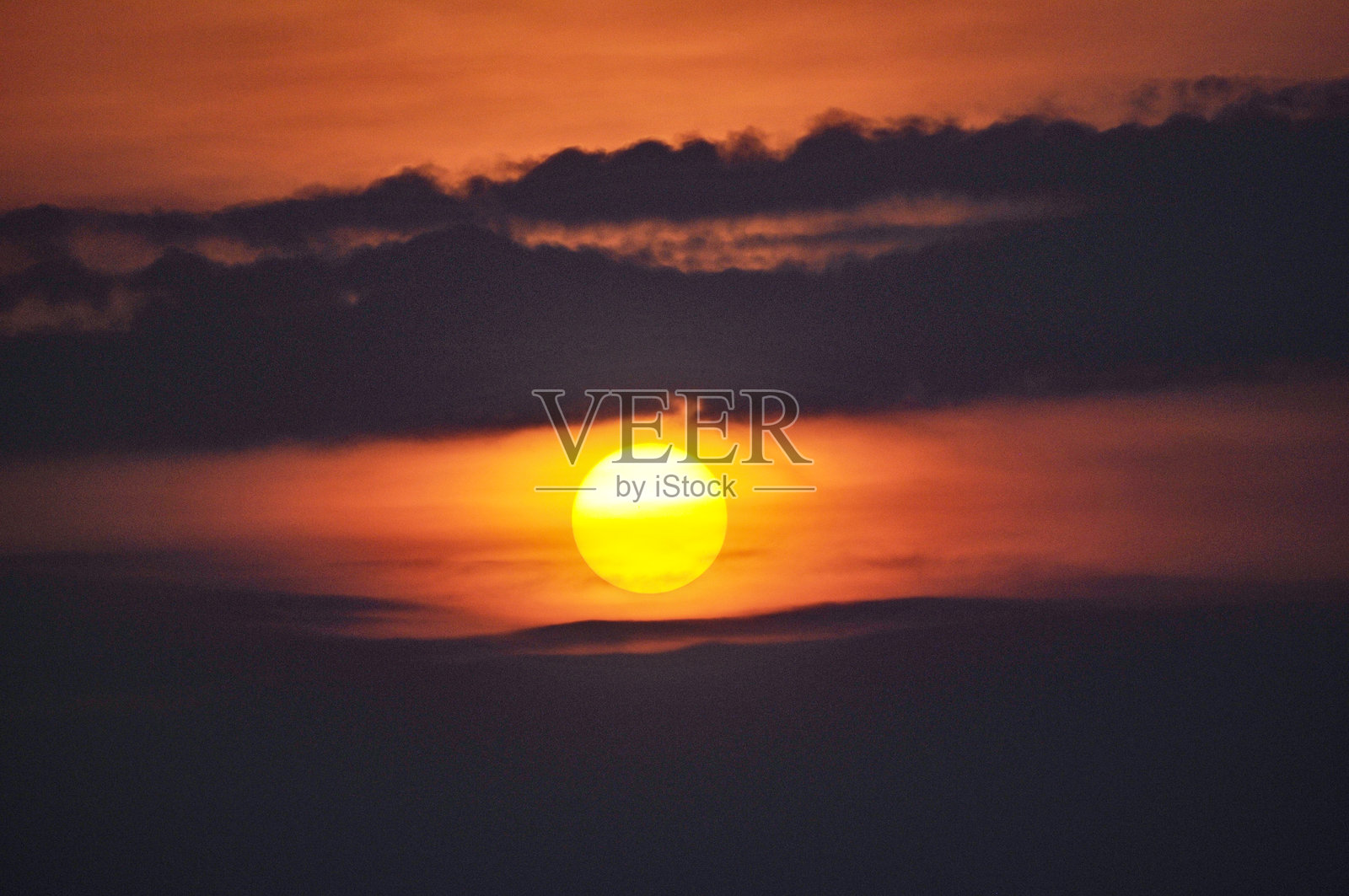 夏夜美丽的风暴云,夹杂着粉色和蓝色。照片摄影图片