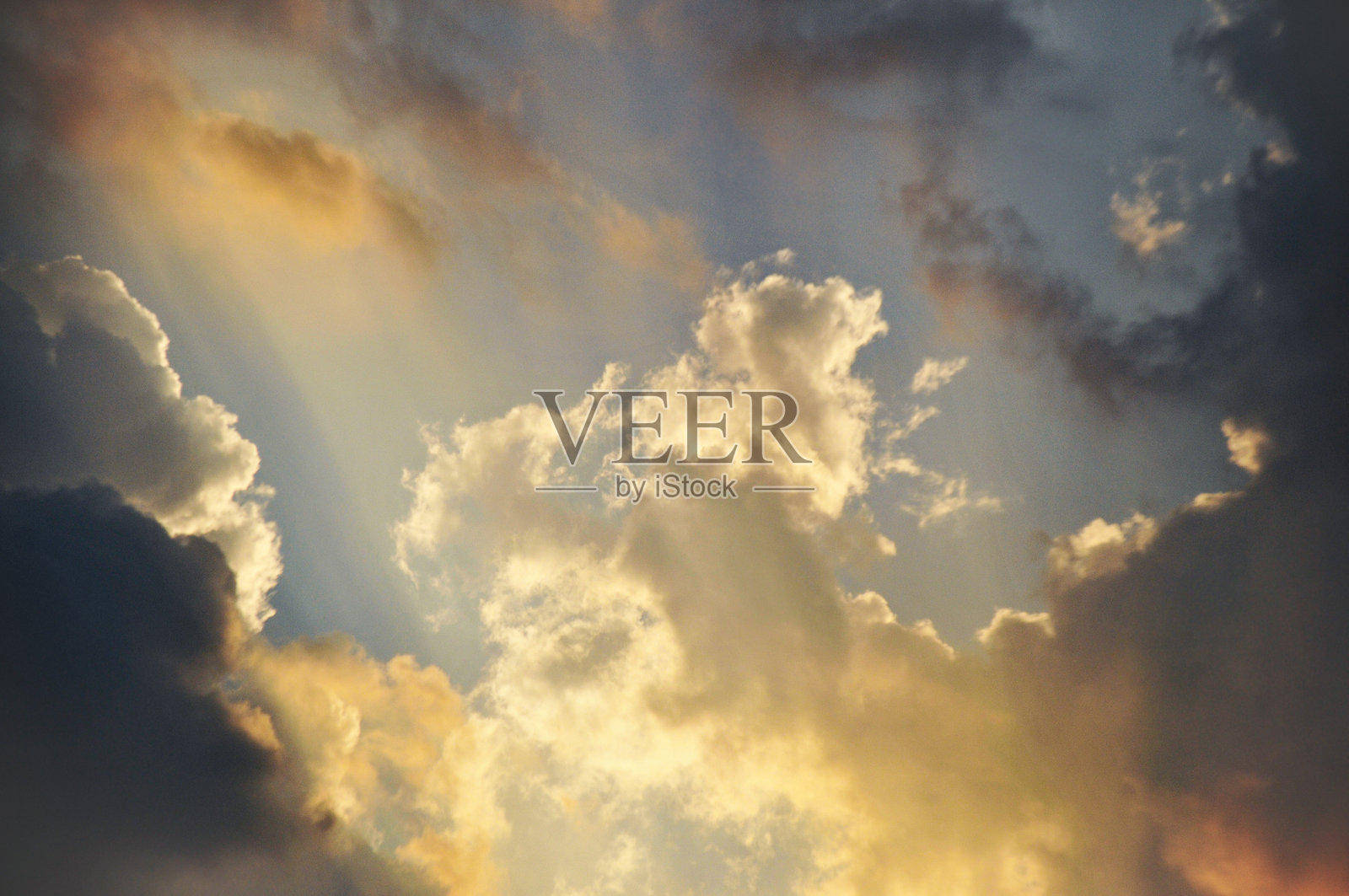 夏夜美丽的风暴云,夹杂着粉色和蓝色。照片摄影图片