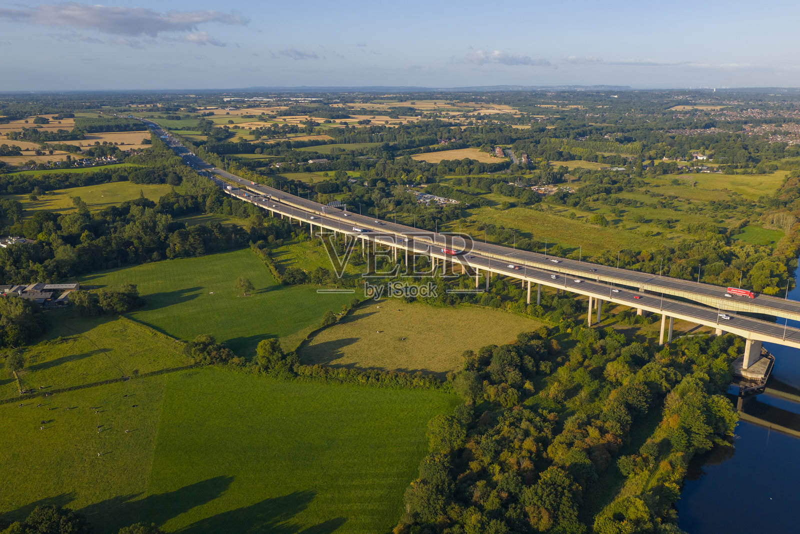泰尔沃尔高架桥的航拍图照片摄影图片