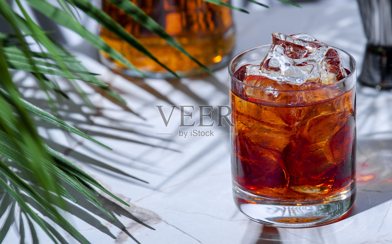 浓烈的鸡尾酒,包含苏格兰威士忌、雪利酒、利口酒、苦味酒和冰块照片摄影图片