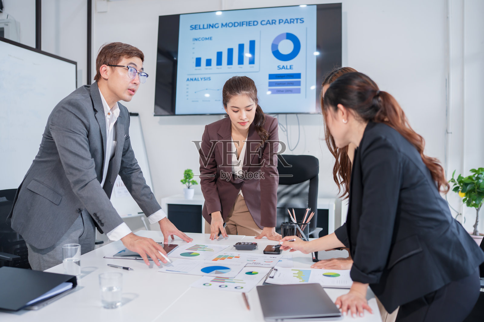 一群亚洲商务人士在办公室开会并展示工作照片摄影图片