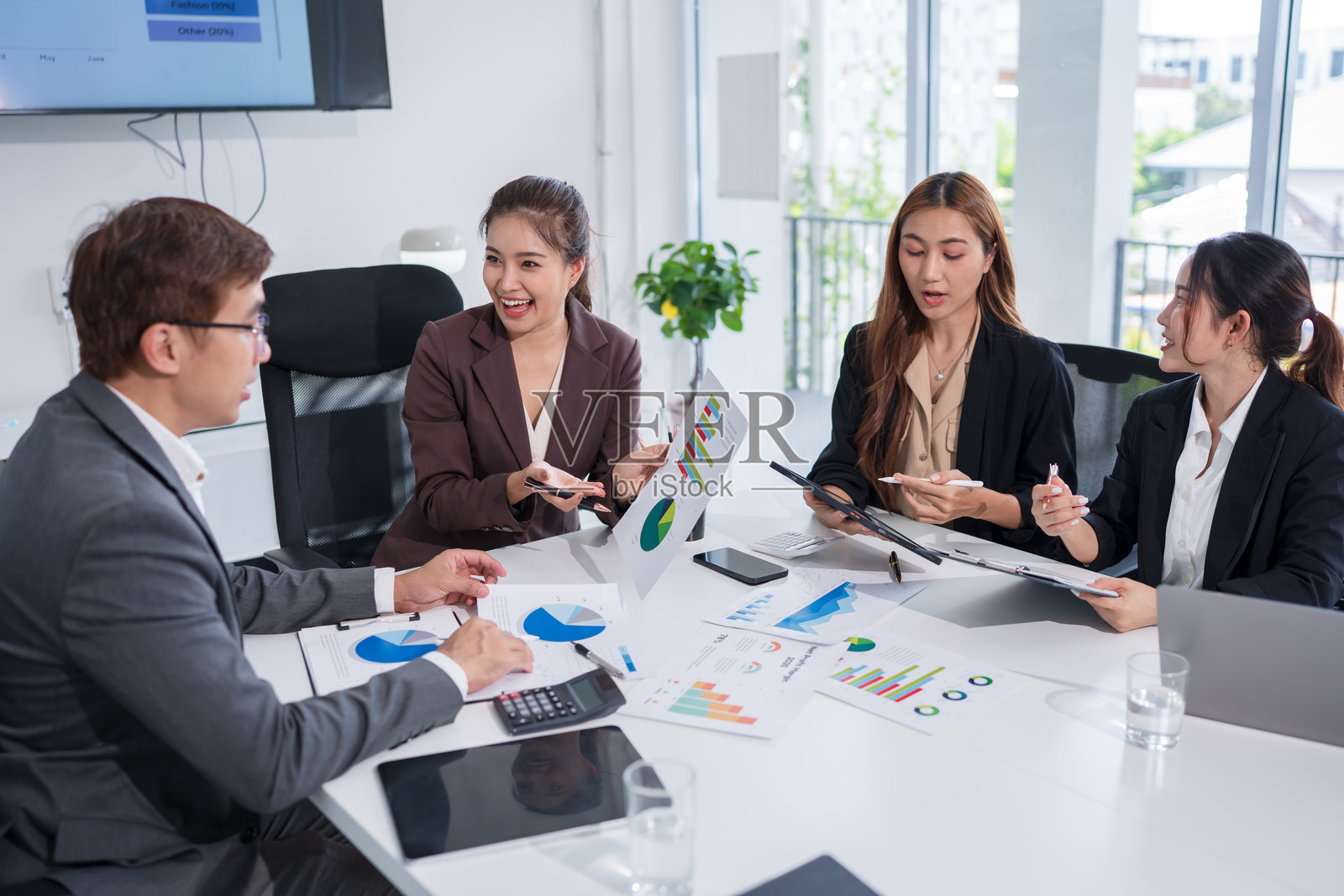 一群亚洲商务人士在办公室开会并展示工作照片摄影图片