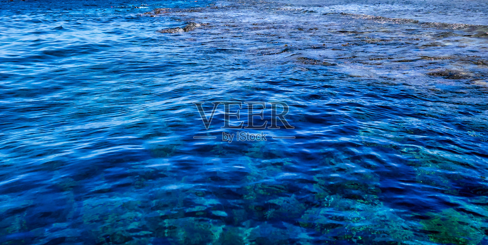 蓝色海洋的碎片,作为艺术家的背景照片摄影图片