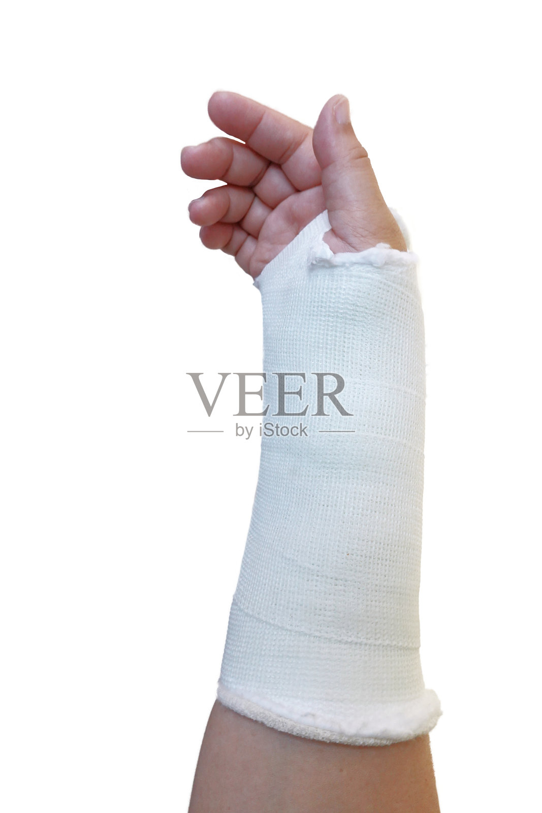 由于骨折,右手腕上施加了塑料石膏,背景为白色。照片摄影图片