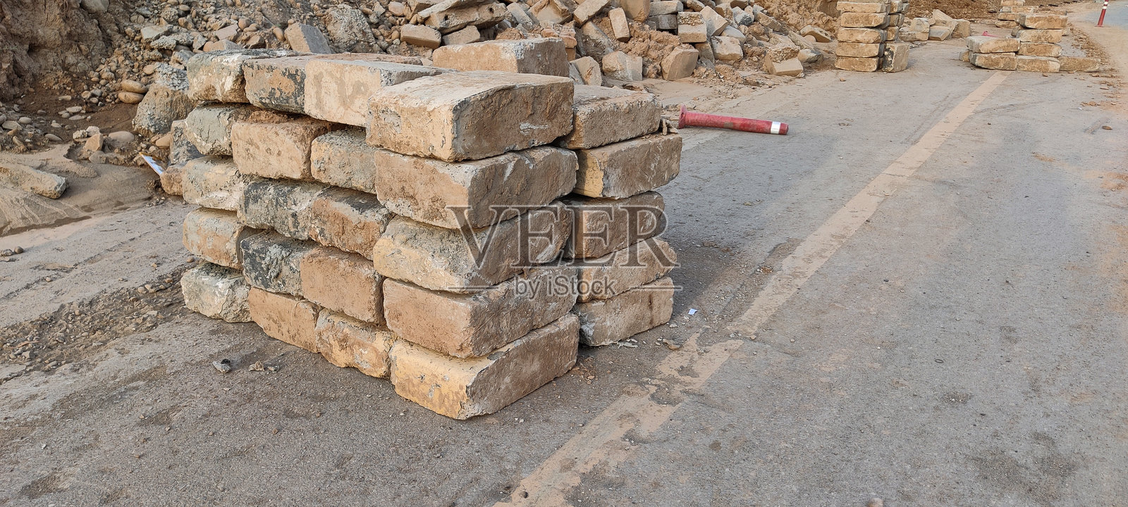 自然光下的粗糙砖块特写,周围有碎片照片摄影图片