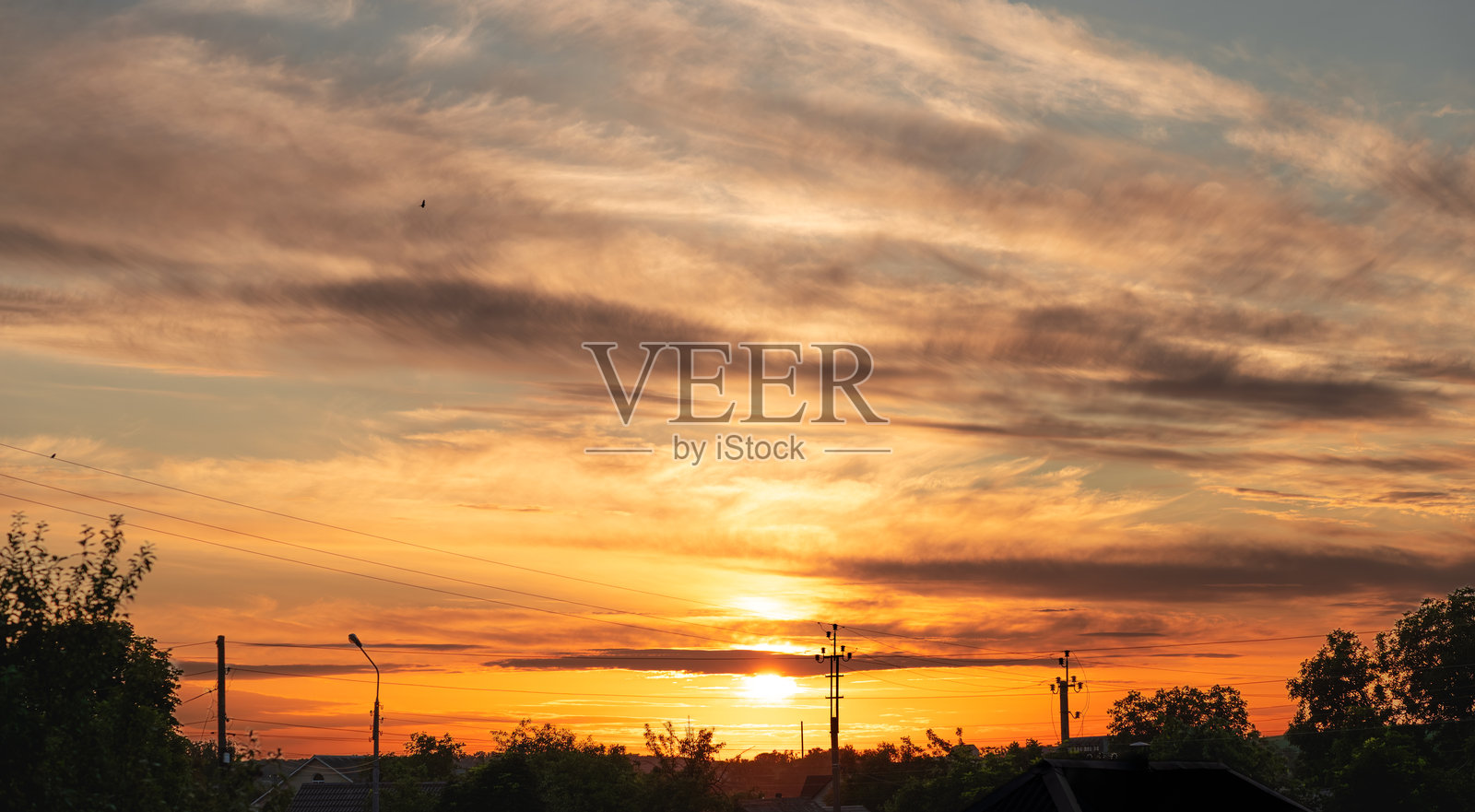 色彩斑斓的日落,明亮的橙色调。照片摄影图片