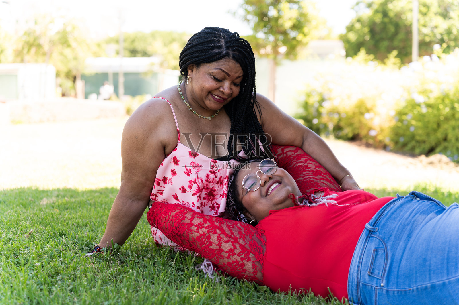 母女在公园分享温馨时刻照片摄影图片