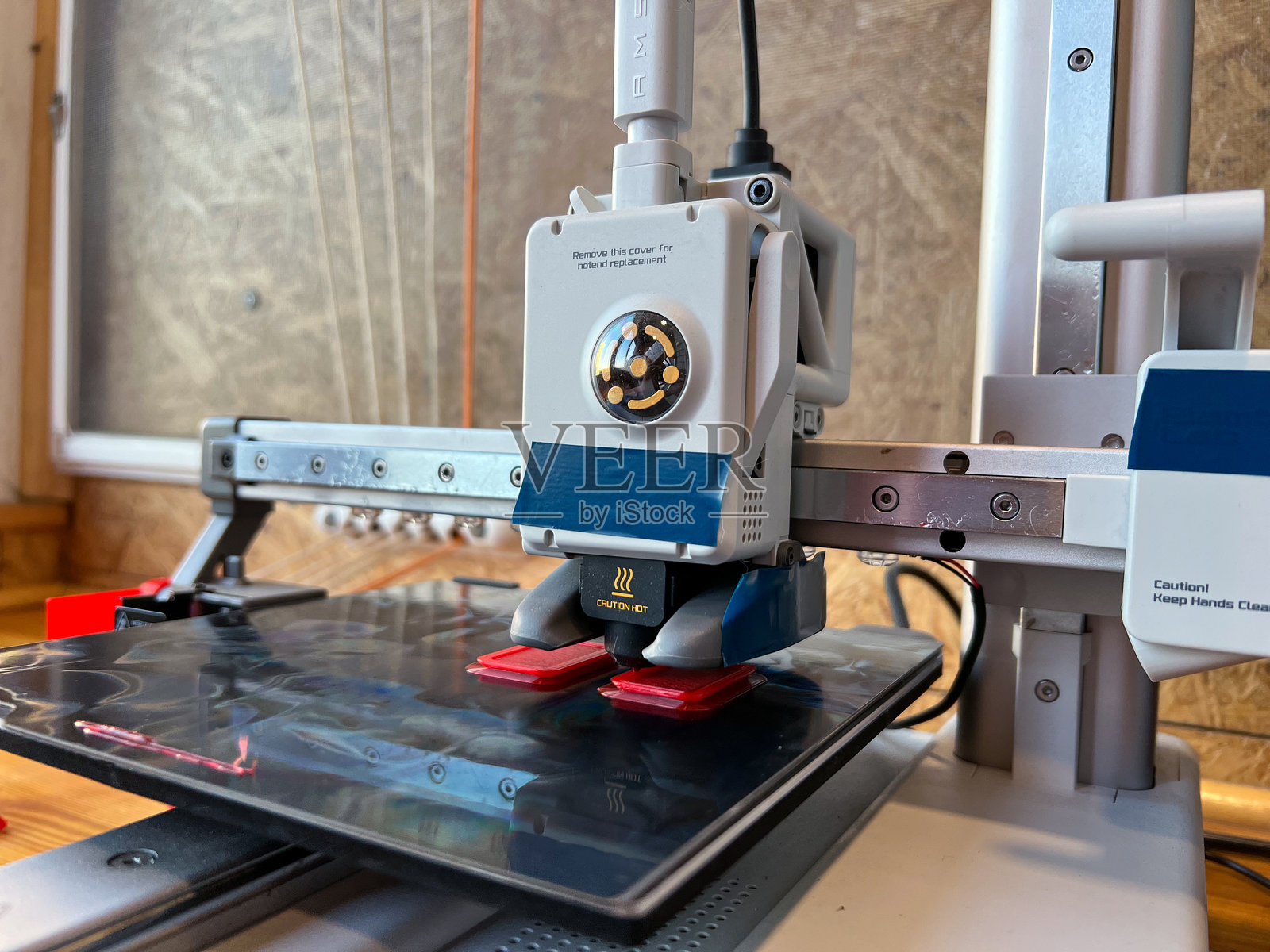 现代工作坊中3D打印机正在制作原型照片摄影图片