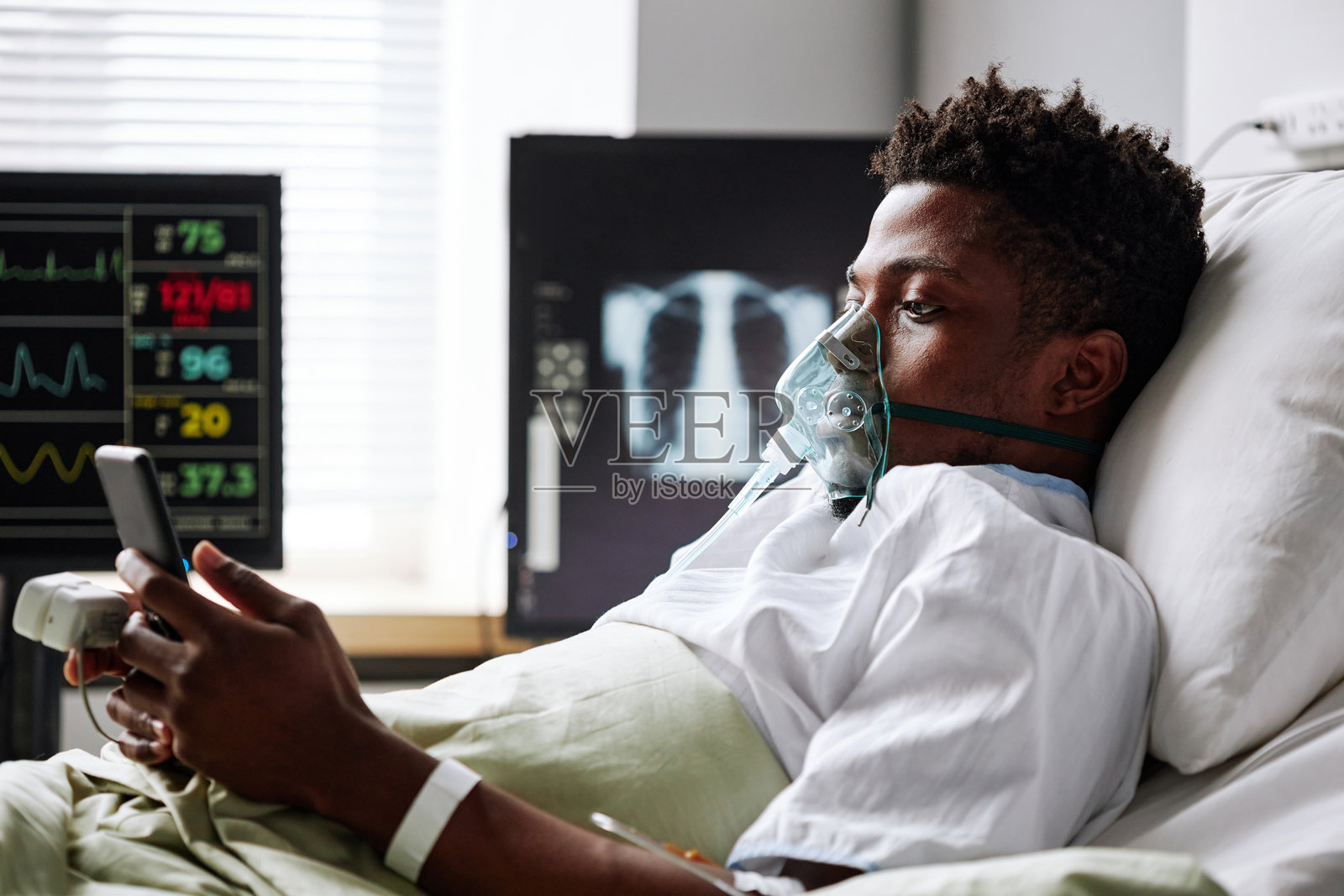 黑人患者使用智能手机照片摄影图片