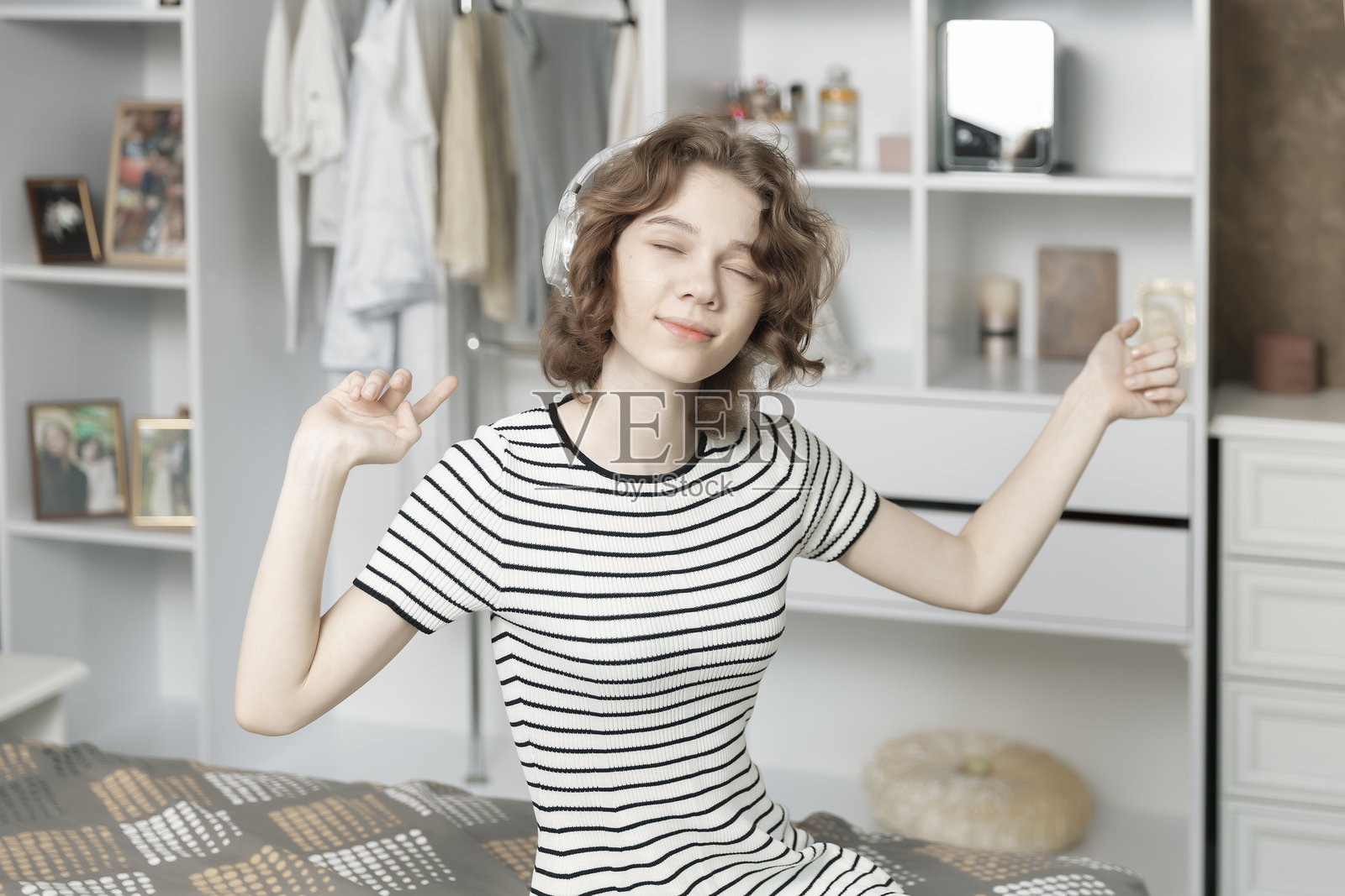 少女在卧室里戴着耳机享受音乐照片摄影图片