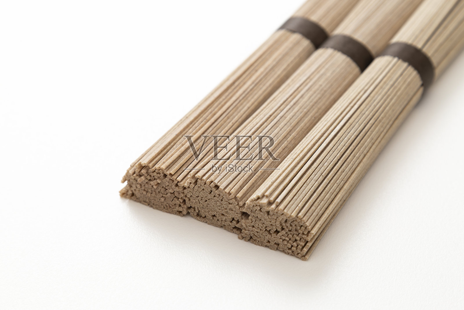 白色背景上的荞麦面。照片摄影图片