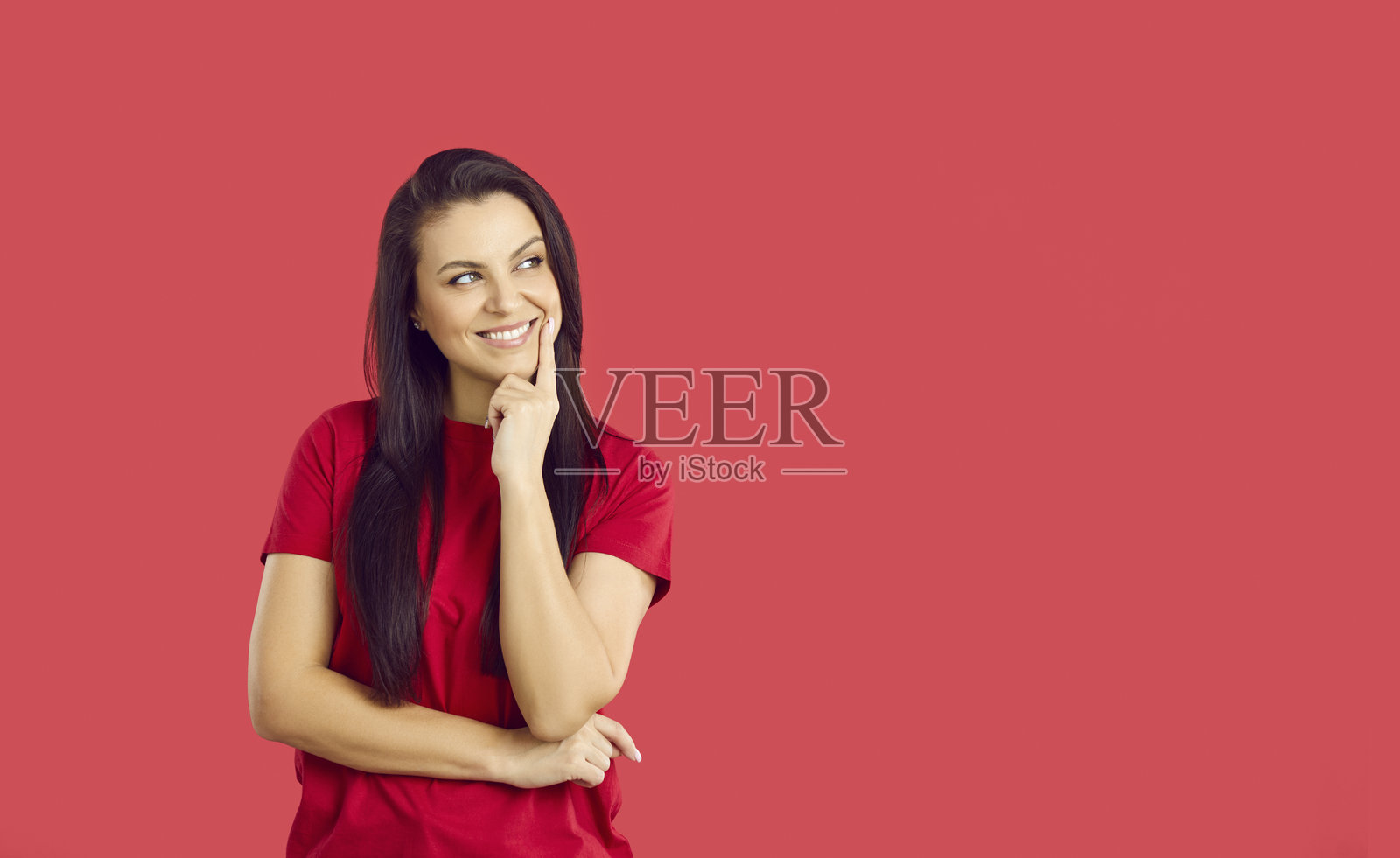 沉思的快乐女性凝视空白的空间照片摄影图片